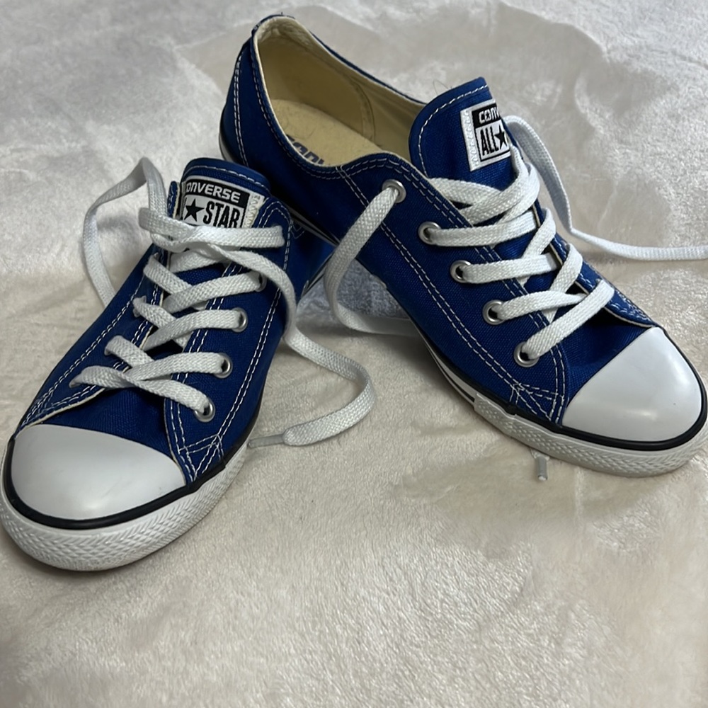 SALE! Converse low ox sneakers size 7